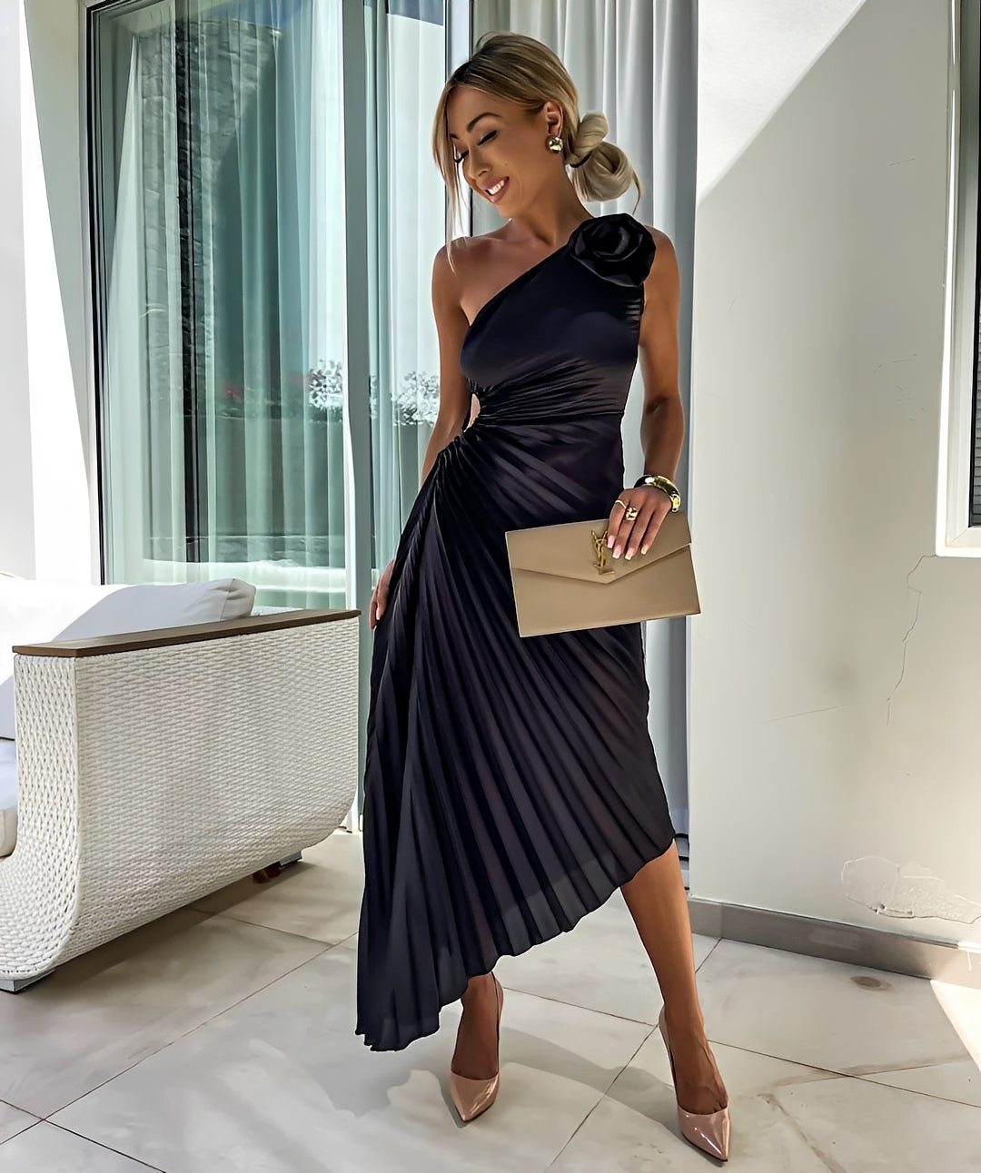 Callie - Elegantes plissiertes Schulterkleid mit großer Rose für Damen