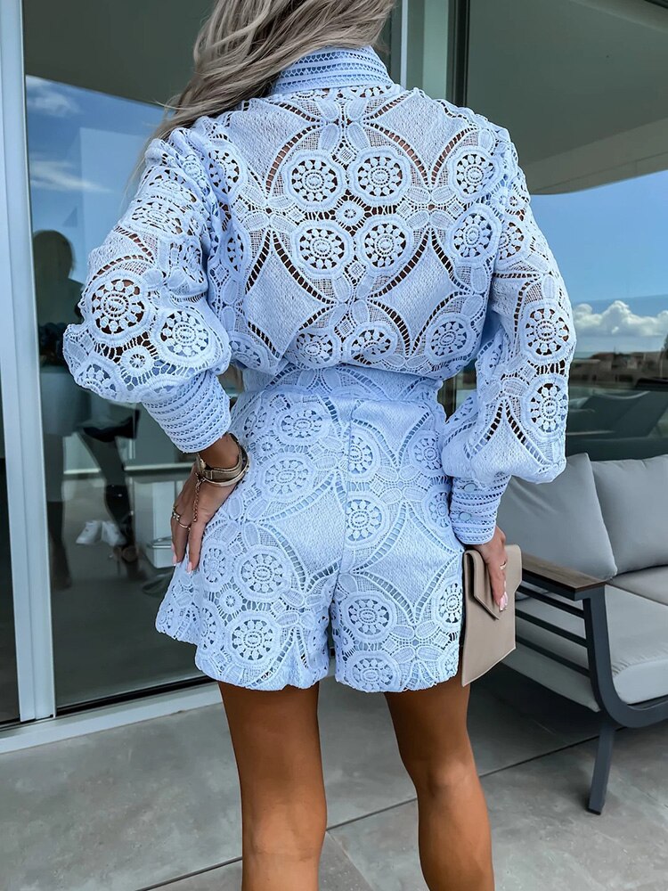 Aurora – Ensemble en Dentelle avec Blouse et Shorts Élégants