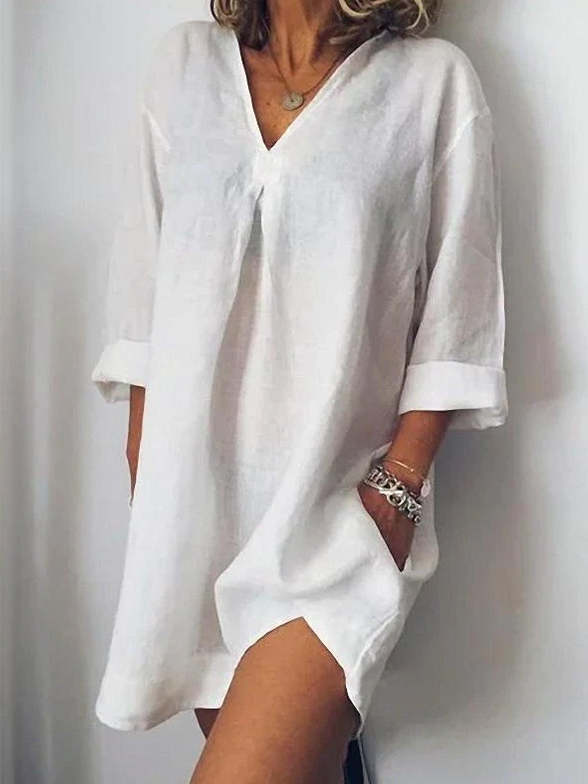 Iona – Light linen dresses with V-neck for relaxed summer days
