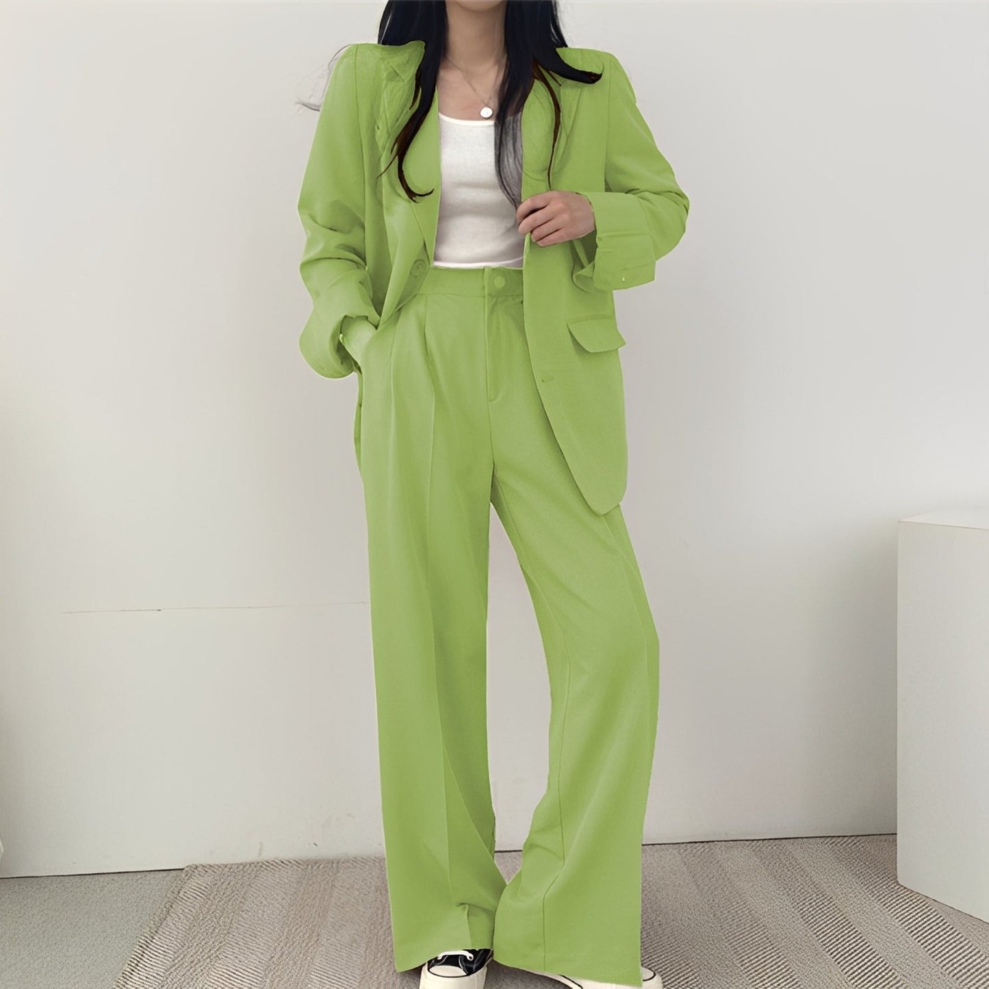 Meghan - Elegant tweed outfit for women