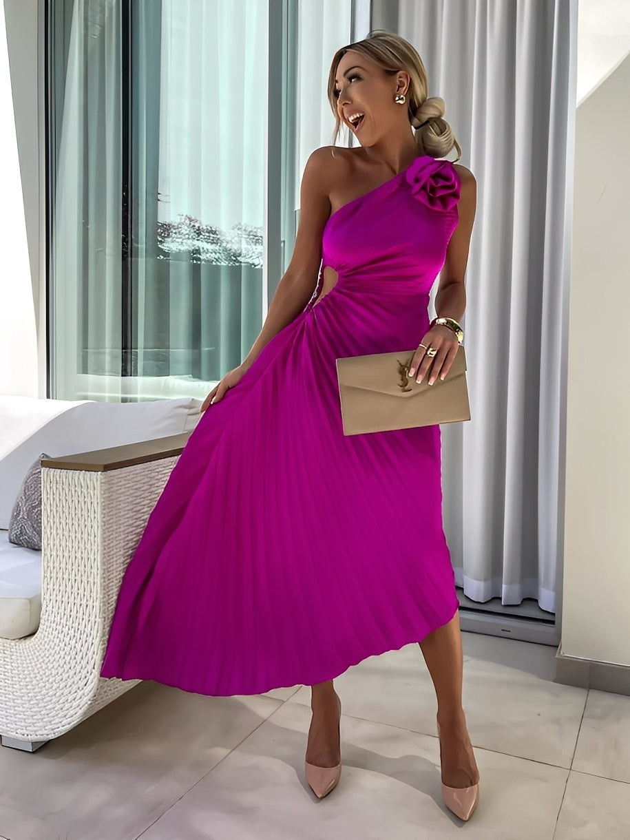 Rachael - Robe élégante plissée avec ornement floral à l'épaule pour femmes