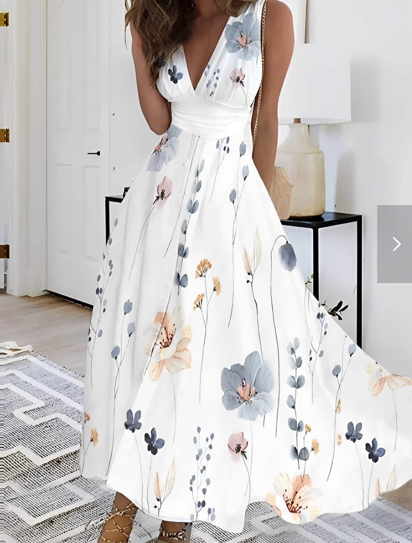Lucie - Elegant long dress with V-neck and floral pattern for women
