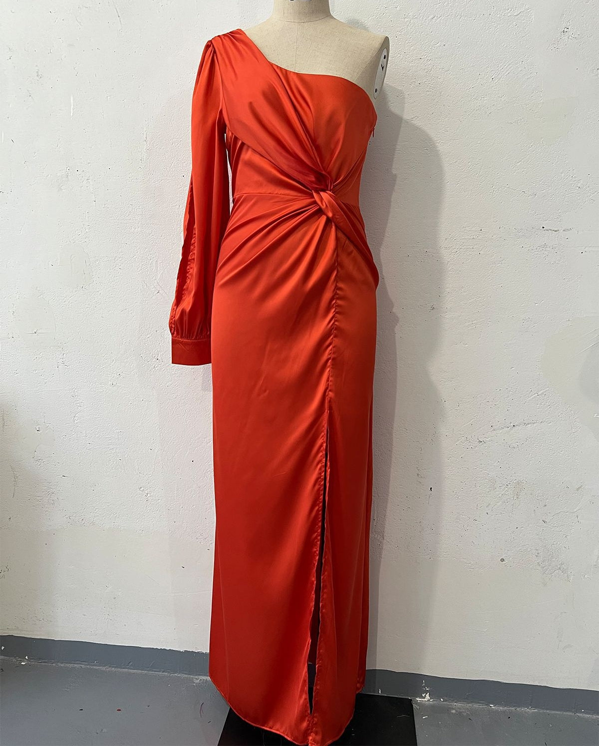 Helena - Robe élégante à une épaule avec fente pour femmes
