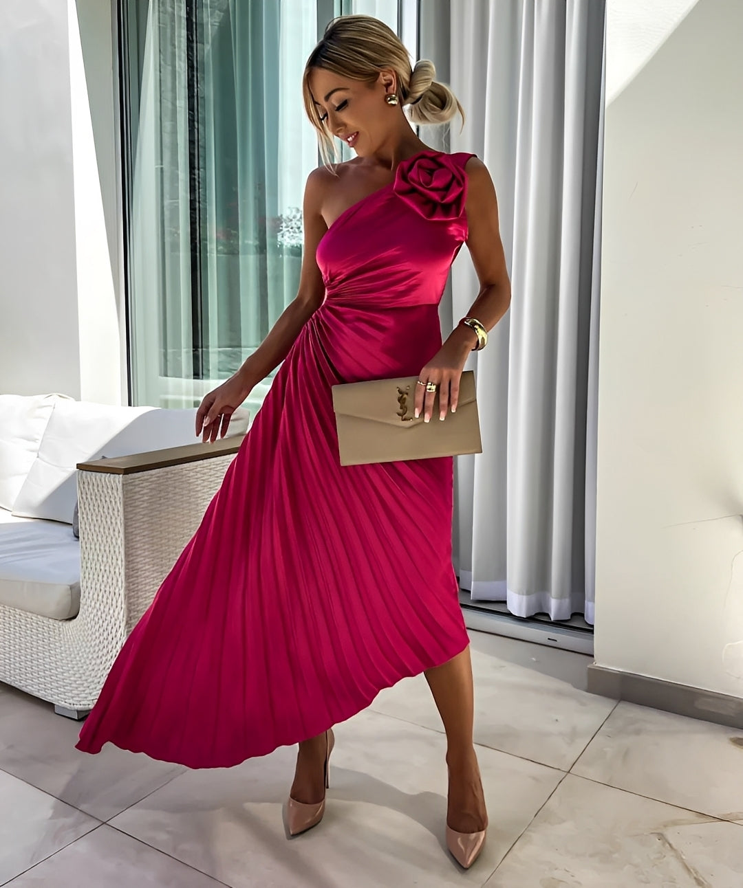 Callie - Elegantes plissiertes Schulterkleid mit großer Rose für Damen