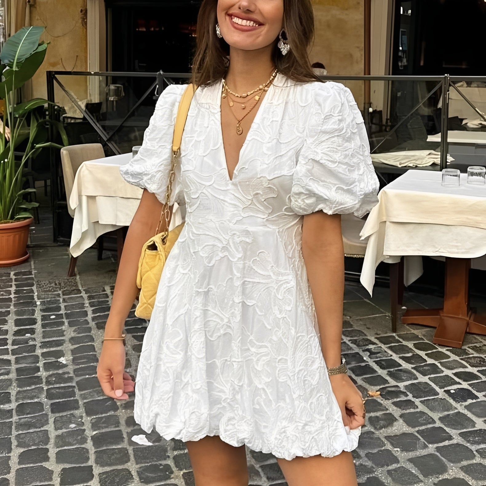 Claudia - Petite Robe Élégante avec Broderies