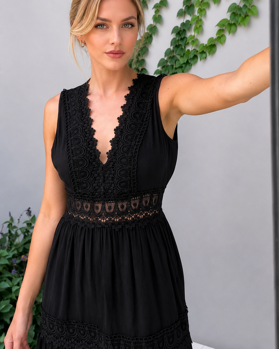 Shaquira - Robe Élégante à Col en V