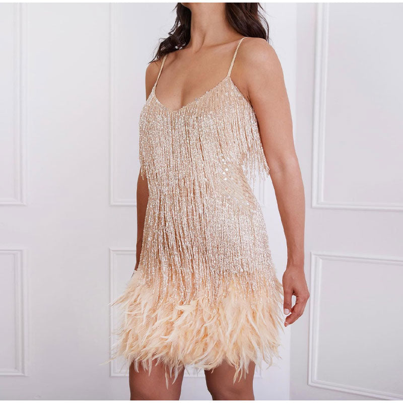 Mara - Une robe de cocktail élégante avec des ornements en plumes