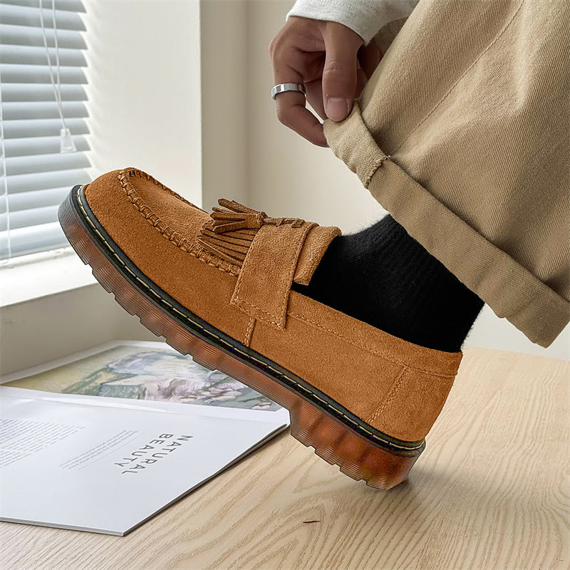 Milton - Mules contemporaines en suède avec pompons pour hommes