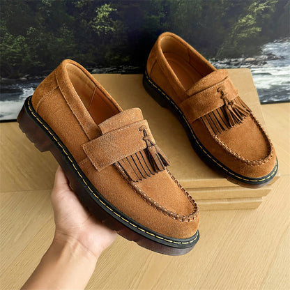 Milton - Mules contemporaines en suède avec pompons pour hommes