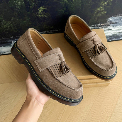 Milton - Mules contemporaines en suède avec pompons pour hommes