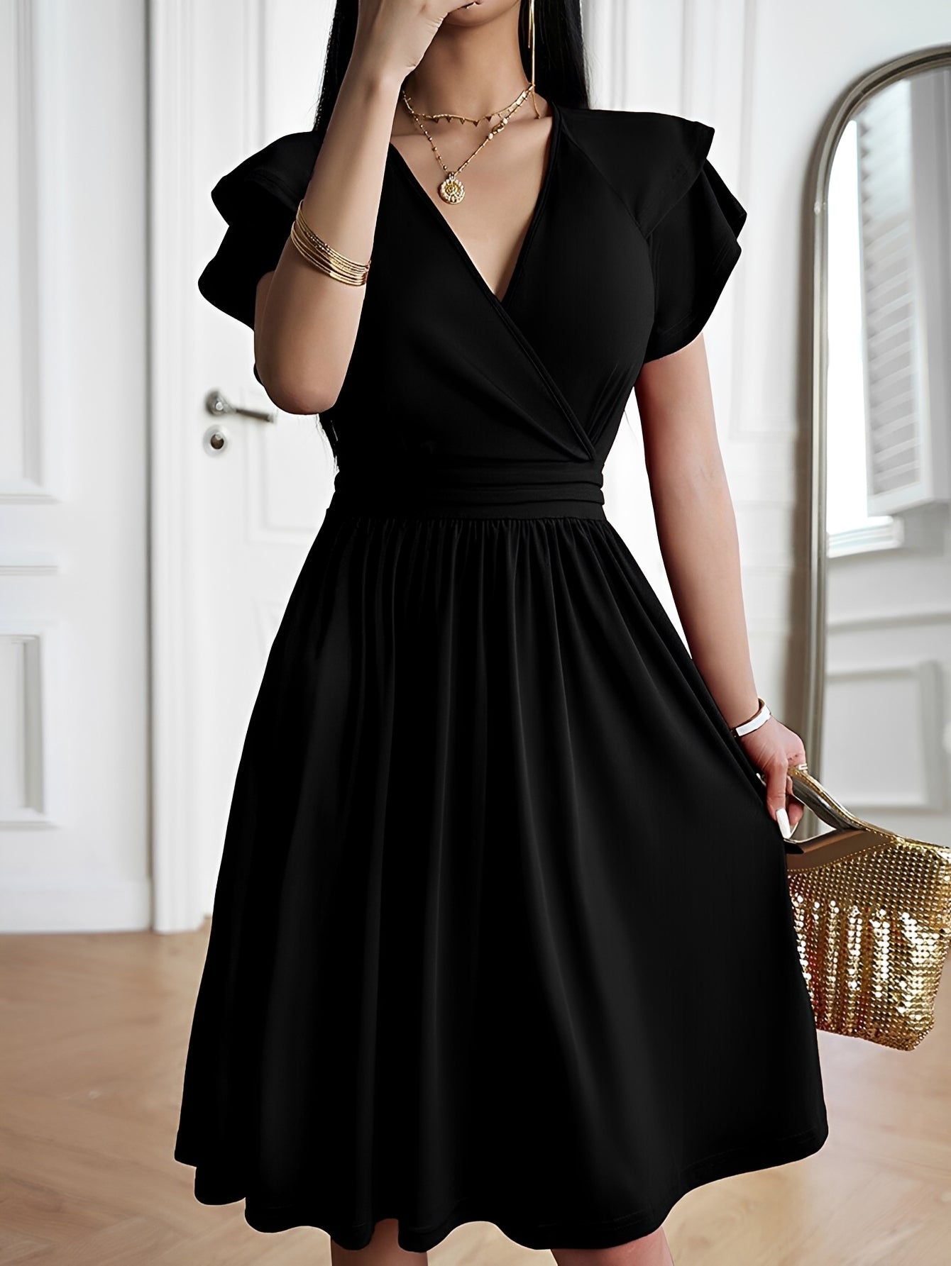 Laura - Robe stylée avec décolleté en V pour femmes