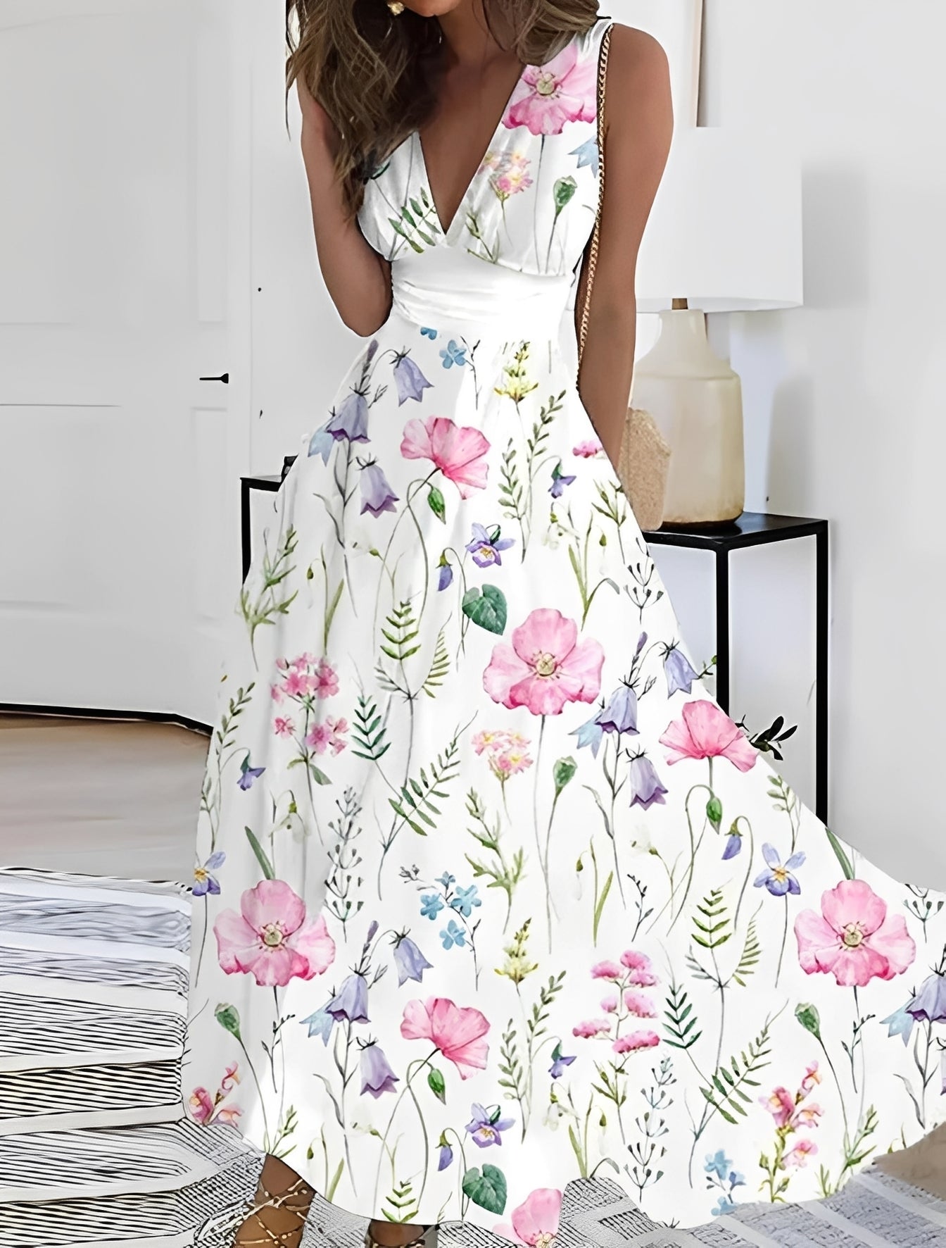 Lucie - Elegant long dress with V-neck and floral pattern for women