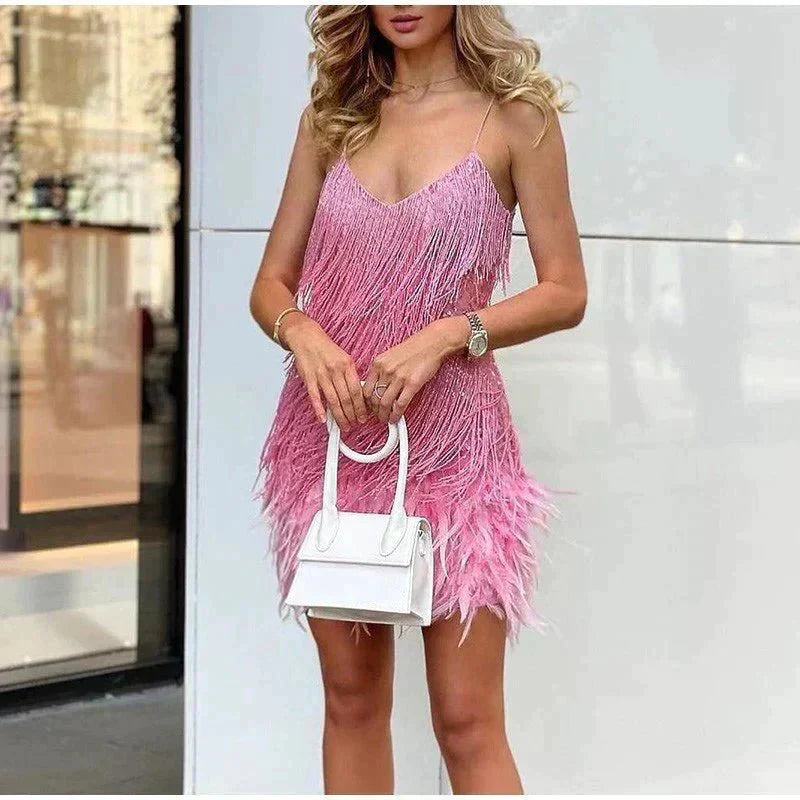 Meera - Robe de Soirée Courte Plumes, Élégante & Expressive