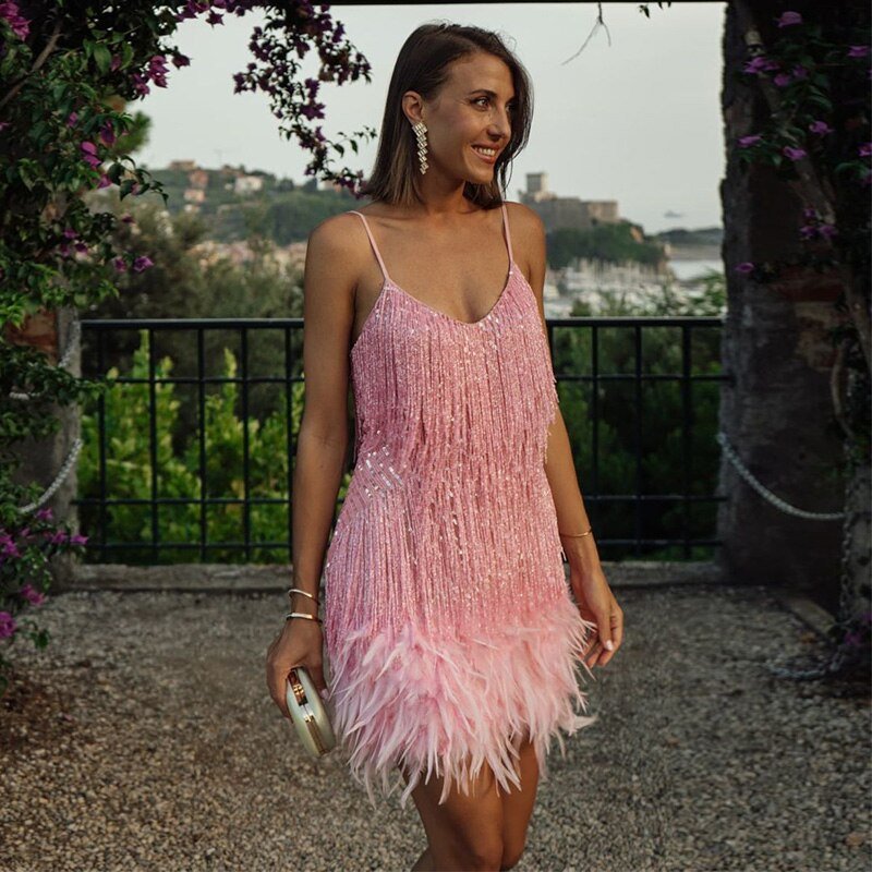 Meera - Robe de Soirée Courte Plumes, Élégante & Expressive