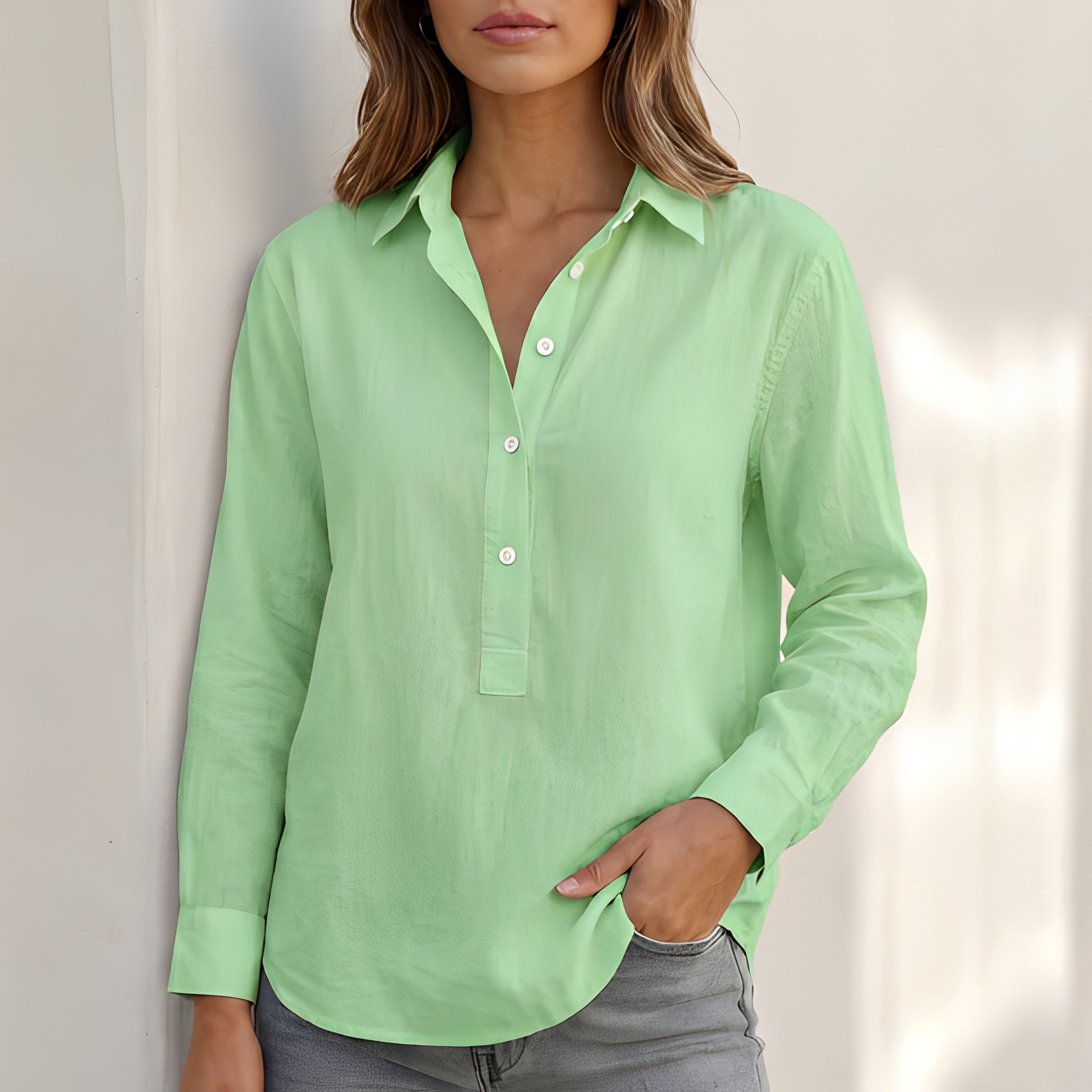 Andy - Chemise élégante à col en V pour femme