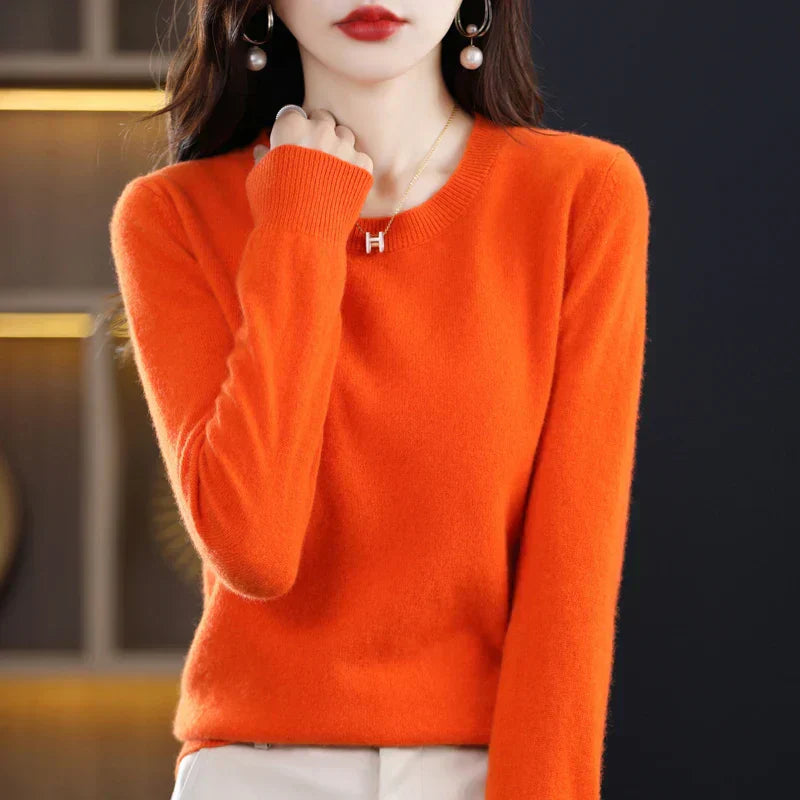 Erica - A cashmere sweater with a traditional round neckline