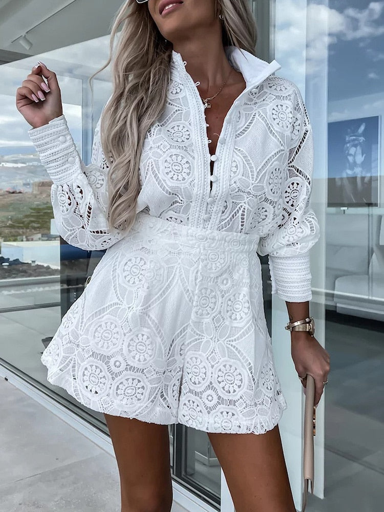 Aurora – Ensemble en Dentelle avec Blouse et Shorts Élégants