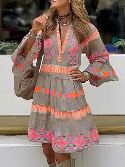 Iris – Kleid mit handbesticktem V-Ausschnitt