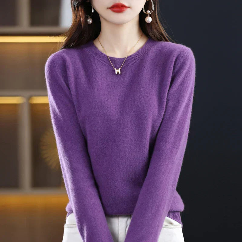Erica - A cashmere sweater with a traditional round neckline