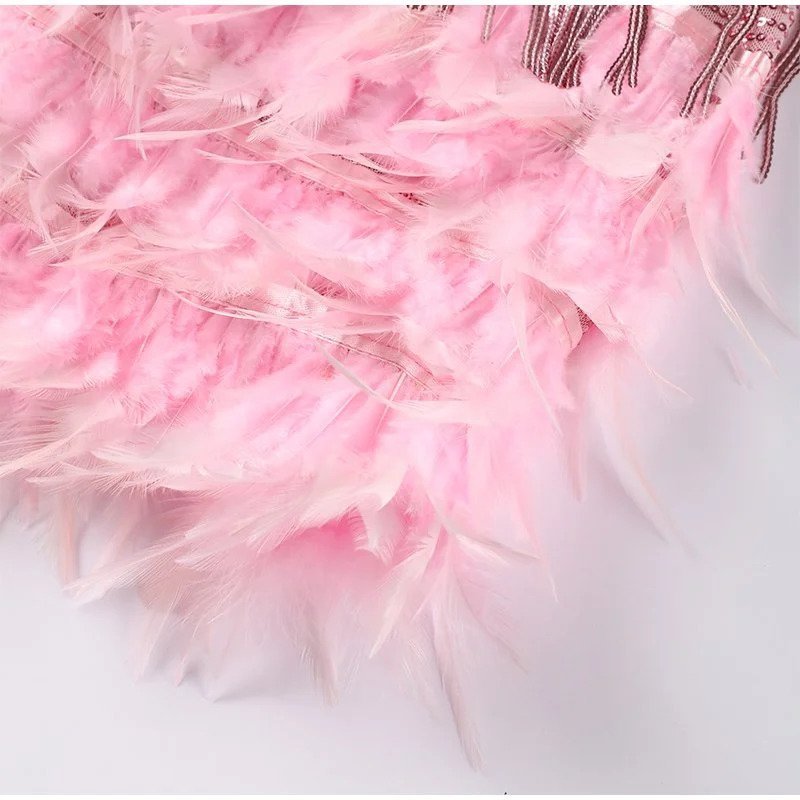 Mara - Une robe de cocktail élégante avec des ornements en plumes