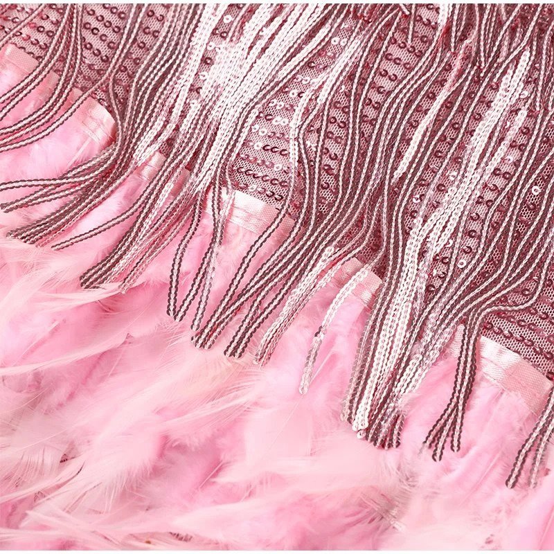 Mara - Une robe de cocktail élégante avec des ornements en plumes