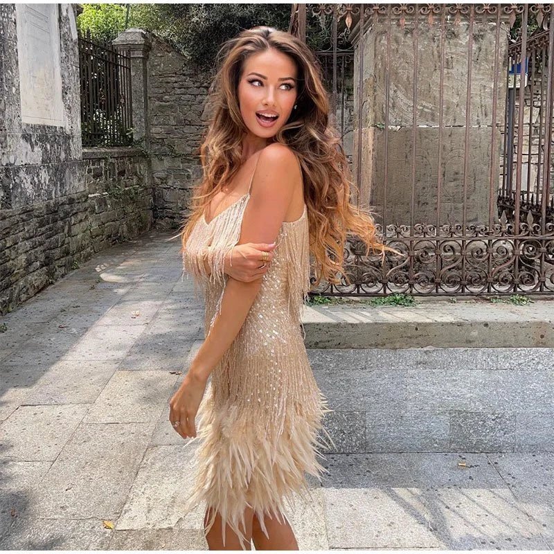 Mara - Une robe de cocktail élégante avec des ornements en plumes