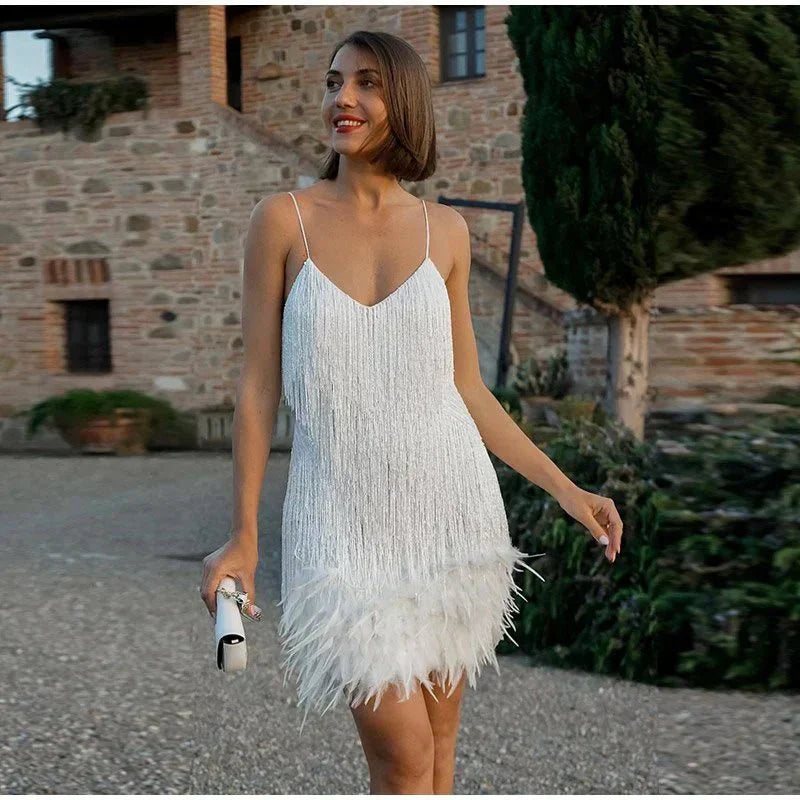 Mara - Une robe de cocktail élégante avec des ornements en plumes